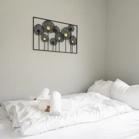 Arbeitsplatz, Balkon, Tiefgarage Naehe Neue Messe Appartement