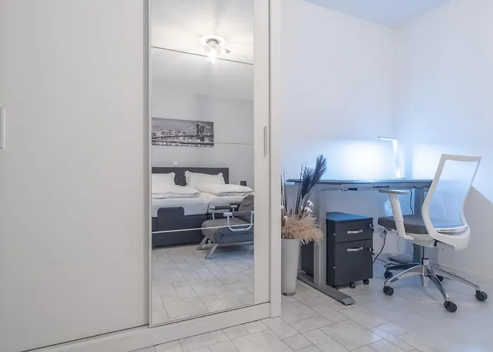 Arbeitsplatz, Balkon, Tiefgarage Naehe Neue Messe Appartement *