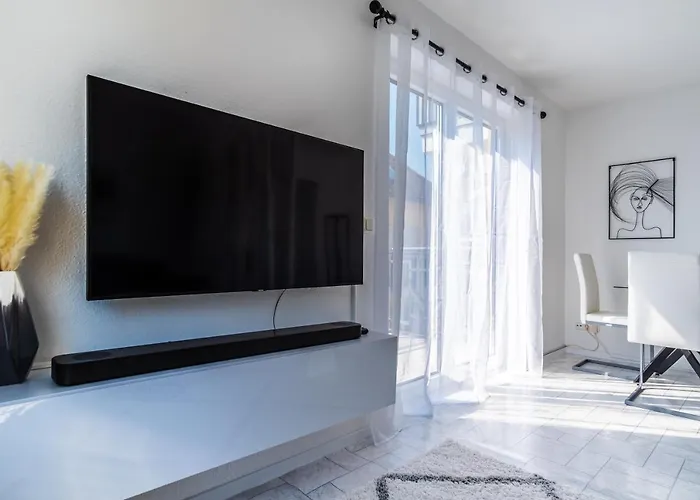 Arbeitsplatz, Balkon, Tiefgarage Naehe Neue Messe Appartement *