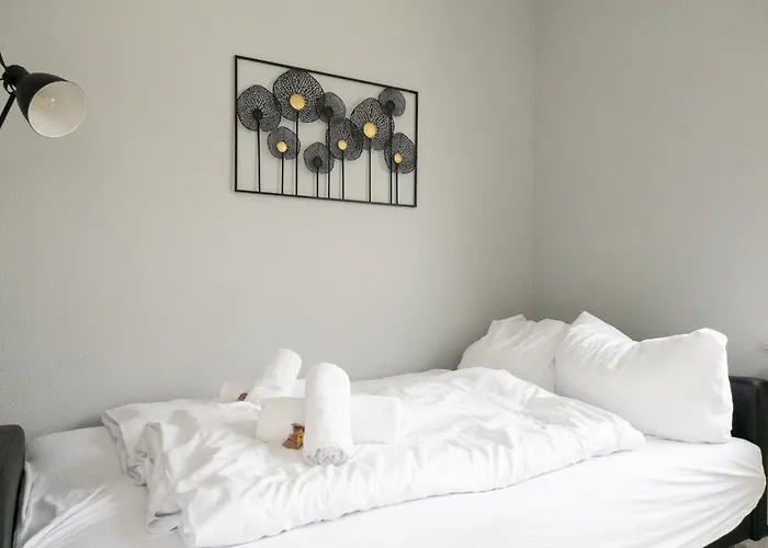 Arbeitsplatz, Balkon, Tiefgarage Naehe Neue Messe Appartement