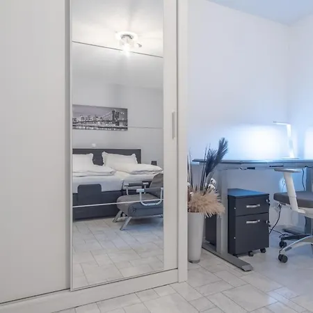 Arbeitsplatz, Balkon, Tiefgarage Naehe Neue Messe Apartment *