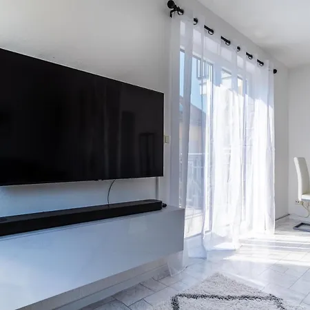 Arbeitsplatz, Balkon, Tiefgarage Naehe Neue Messe Apartment *