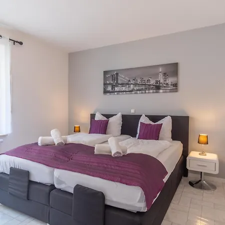 Apartment Arbeitsplatz, Balkon, Tiefgarage Naehe Neue Messe *